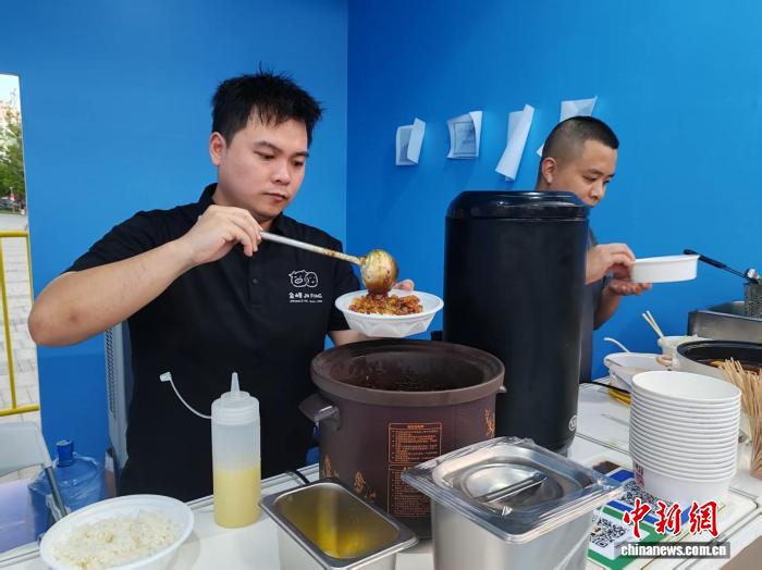台湾青年携宝岛风味与好物亮相黄浦江畔 台湾青年携宝岛风味与好物亮相黄浦江畔