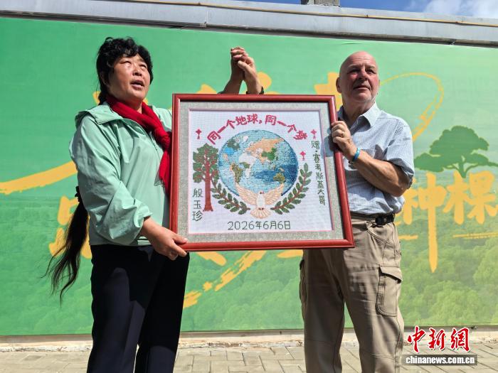 重返毛乌素,“赛考斯”带走一罐沙、留下新的树 重返毛乌素,“赛考斯”带走一罐沙、留下新的树