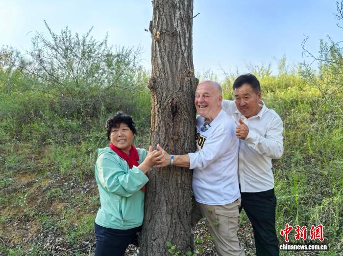 重返毛乌素,“赛考斯”带走一罐沙、留下新的树 重返毛乌素,“赛考斯”带走一罐沙、留下新的树