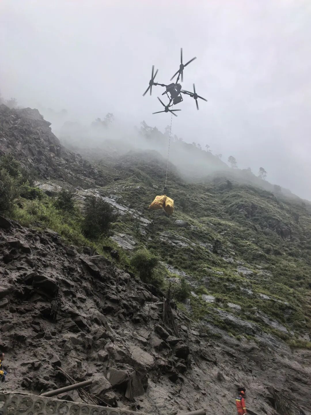 应急管理部调派“雨燕应急”无人机组 持续支持西藏吉隆泥石流灾害救援