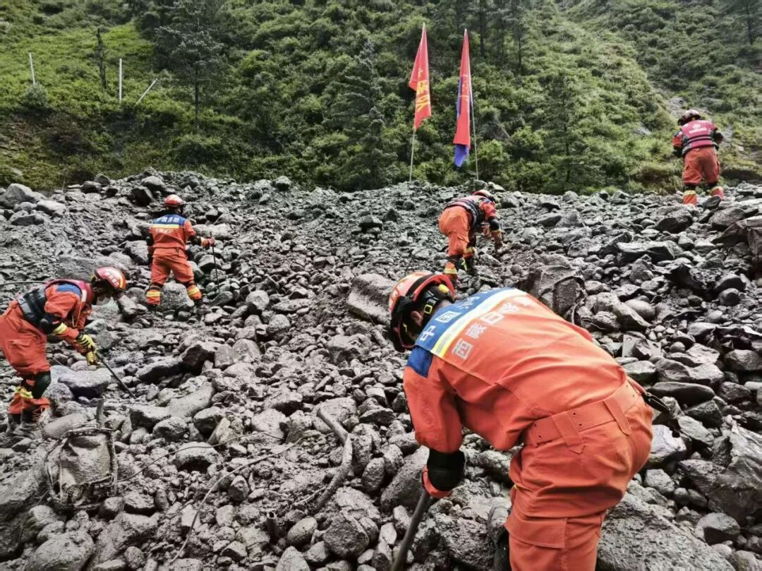 党旗在吉隆泥石流灾害救援一线高高飘扬:消防救援队伍临时党组织靠前发挥作用,党员冲锋在搜救现场