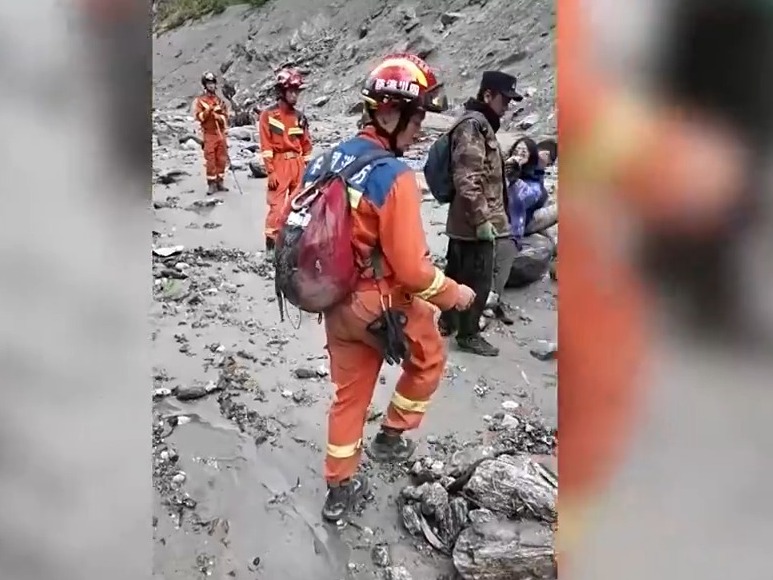 通往吉隆口岸的216国道已抢通533米 降雨或增大救援难度