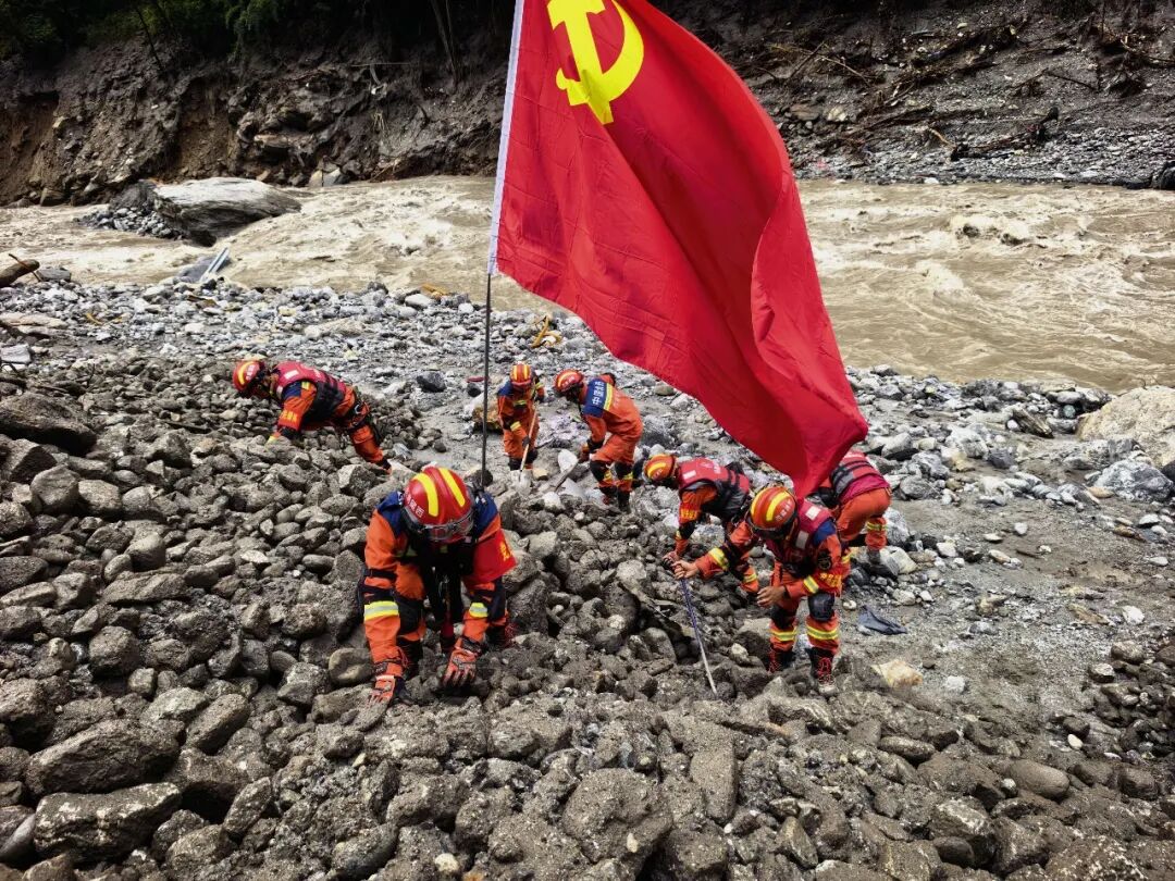 党旗在吉隆泥石流灾害救援一线高高飘扬:消防救援队伍持续开展不间断拉网式搜寻,已投入救援力量681人