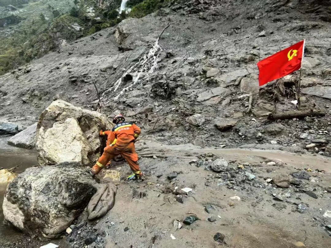党旗在吉隆泥石流灾害救援一线高高飘扬:消防救援队伍持续开展不间断拉网式搜寻,已投入救援力量681人