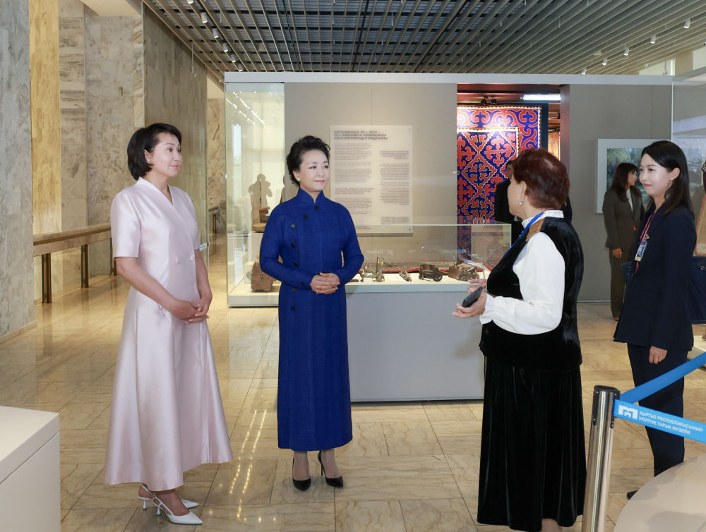 彭丽媛同吉尔吉斯斯坦总统扎帕罗夫夫人扎帕罗娃参观吉尔吉斯共和国国家历史博物馆