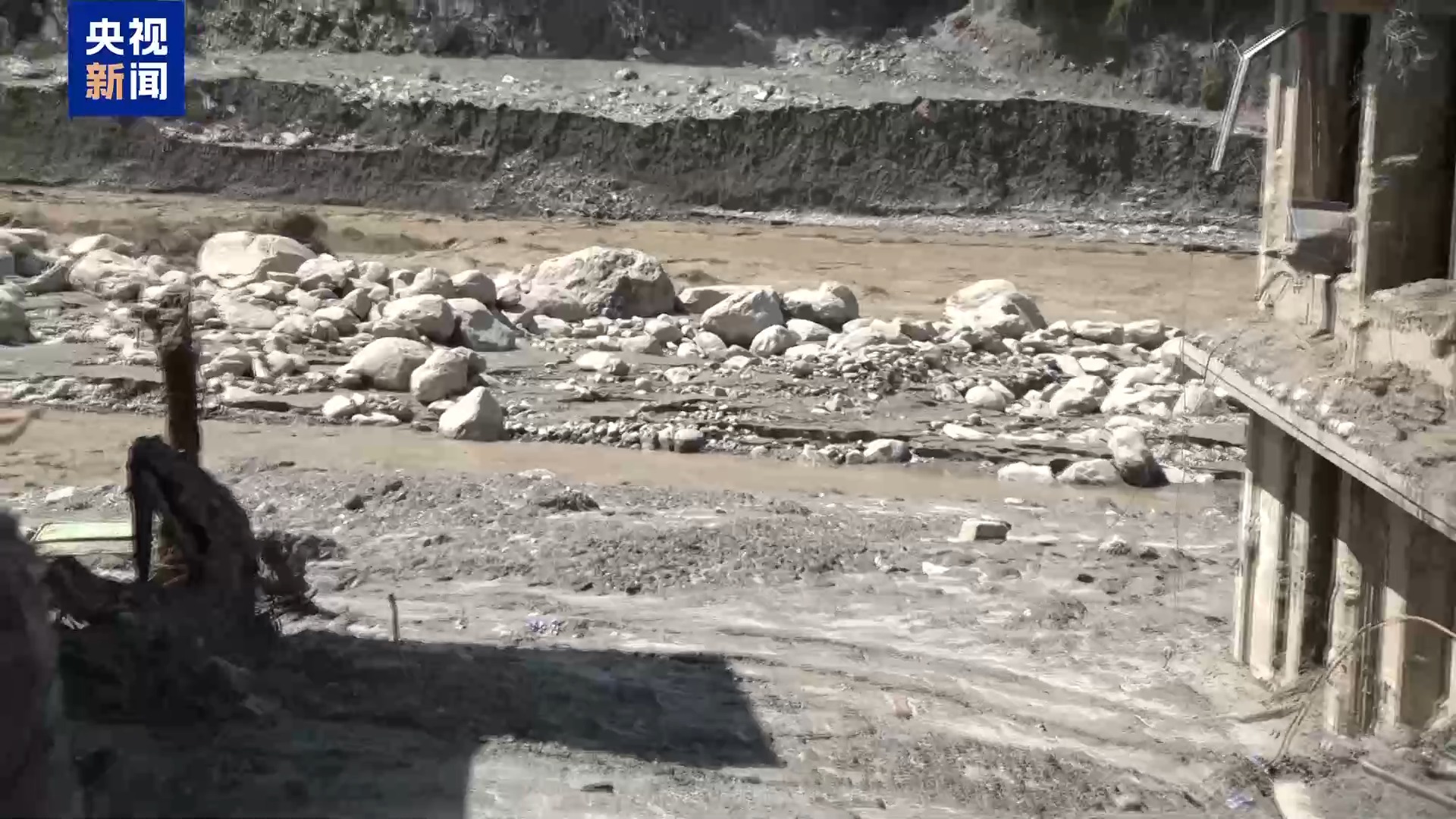 中国专家协同排查尼泊尔泥石流灾区受损隧道