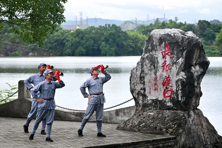 “站在红军走过的地方,字字句句都有了分量”