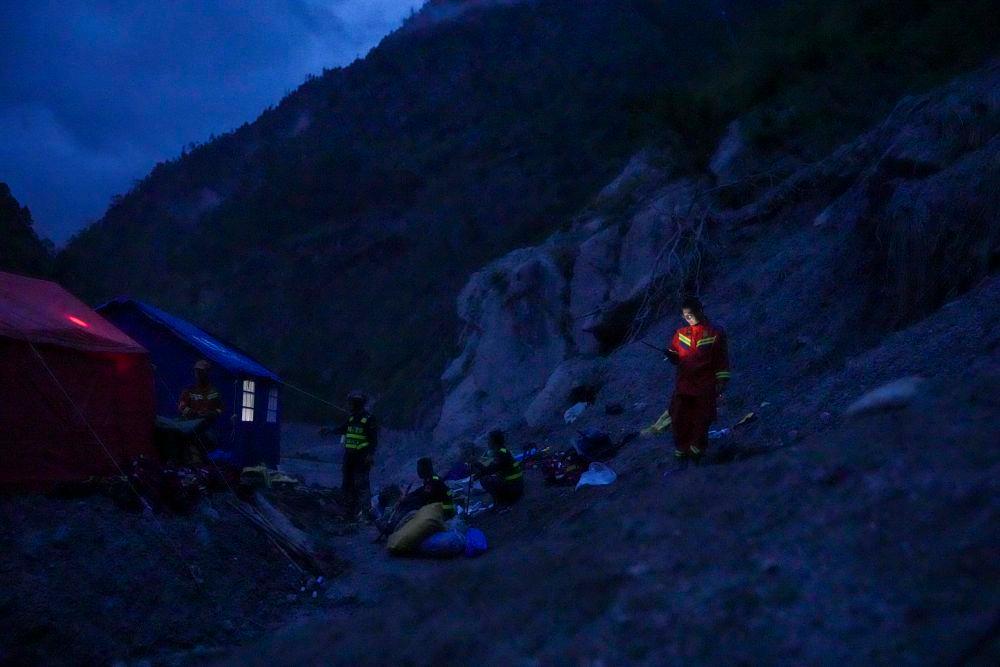 我在现场丨吉隆口岸核心受灾区的一夜