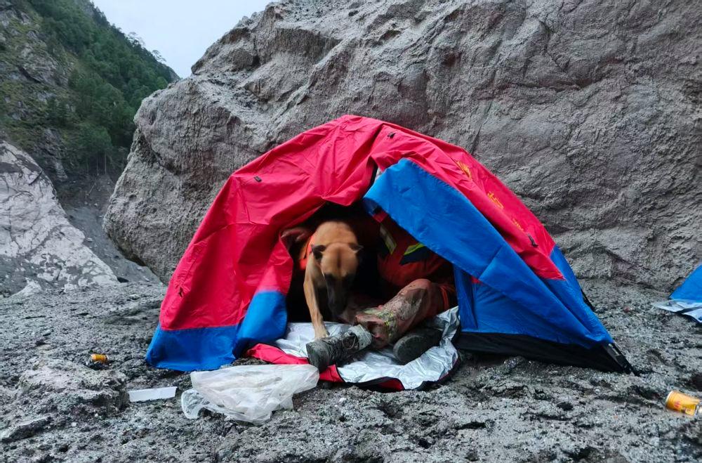 我在现场丨吉隆口岸核心受灾区的一夜