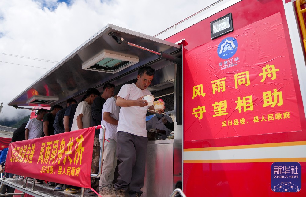 移动餐车送温暖