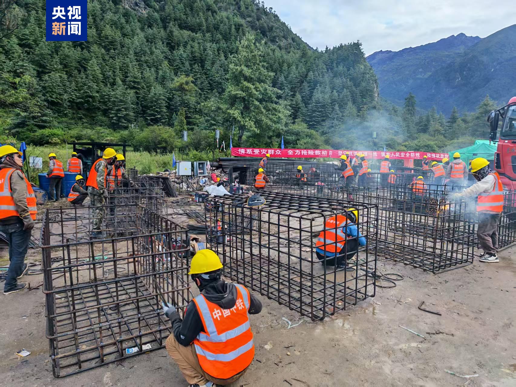 应急管理部调派央企力量全力支持吉隆泥石流灾害抢险救援