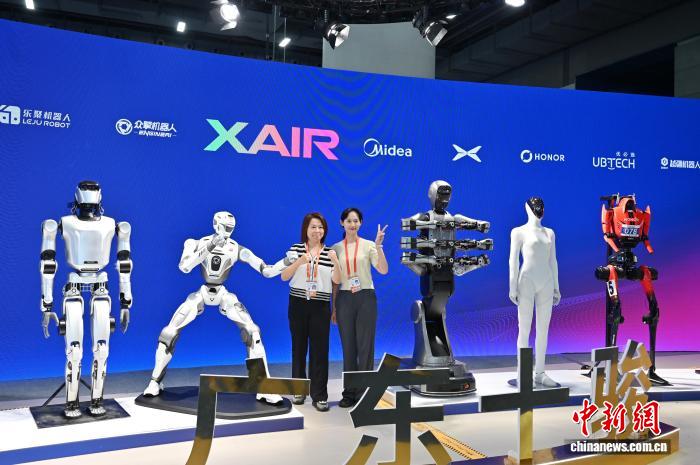 多款“硬核”人形机器人亮相第二十一届中博会具身智能展