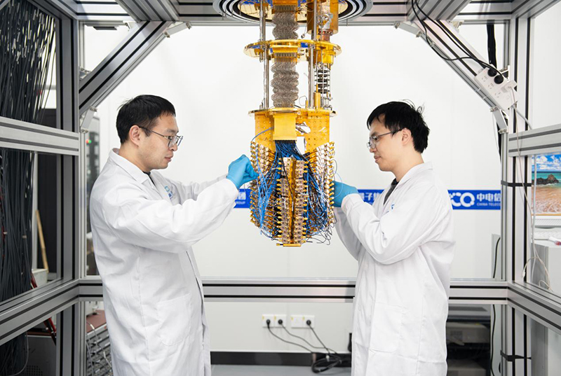 青春华章丨安徽,新“五子登科” 中电信量子集团工作人员正在调测“天衍-504”量子计算机。中电信量子集团供图
