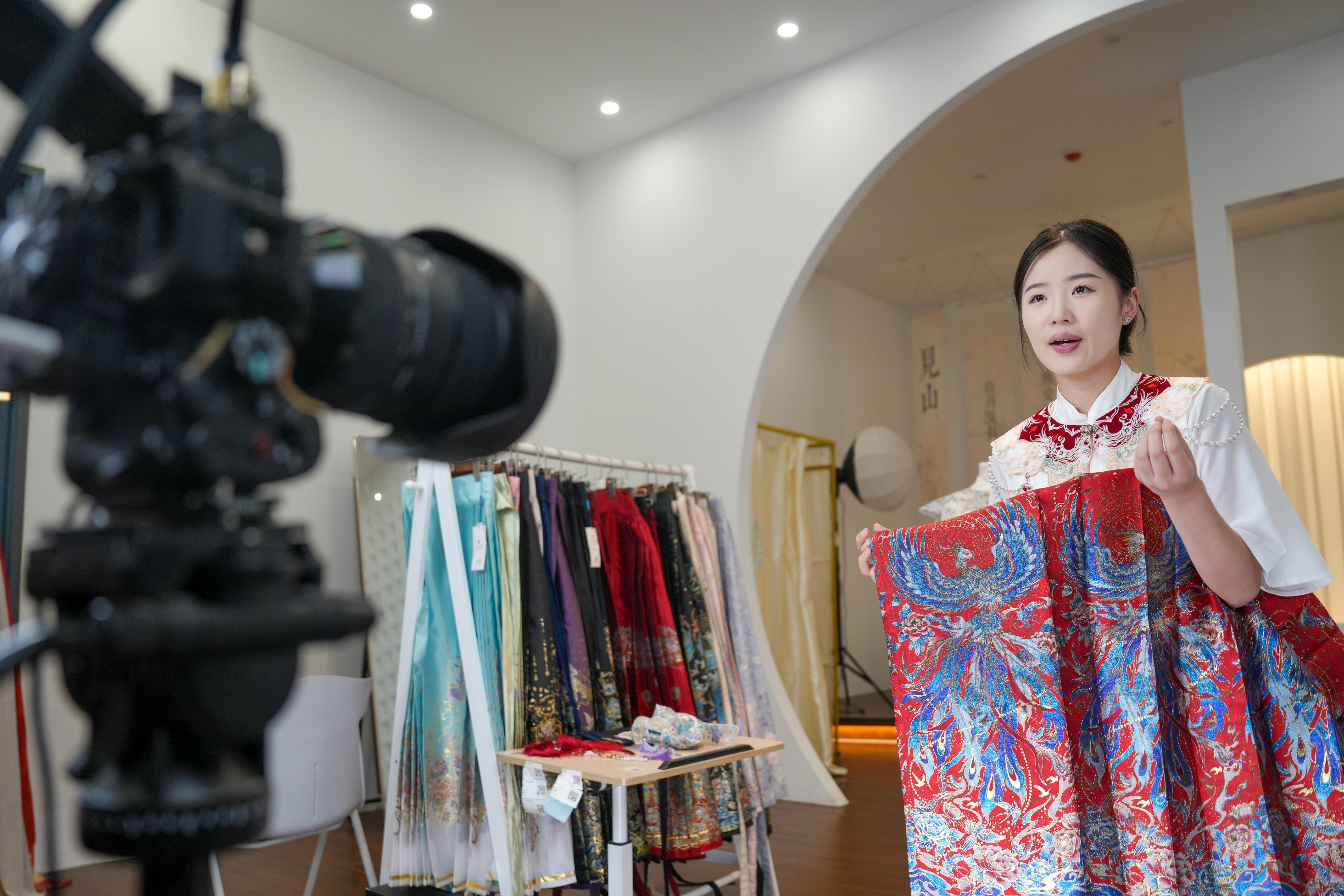 中国推动扩大消费一线新观察