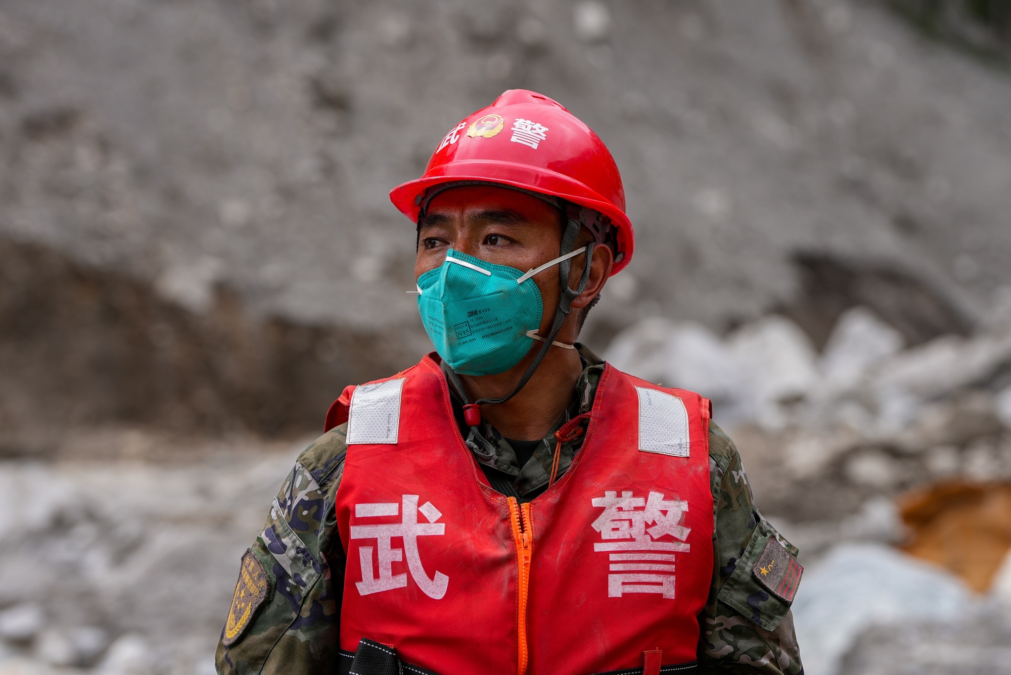 相隔11年,他又一次站在吉隆的救援一线