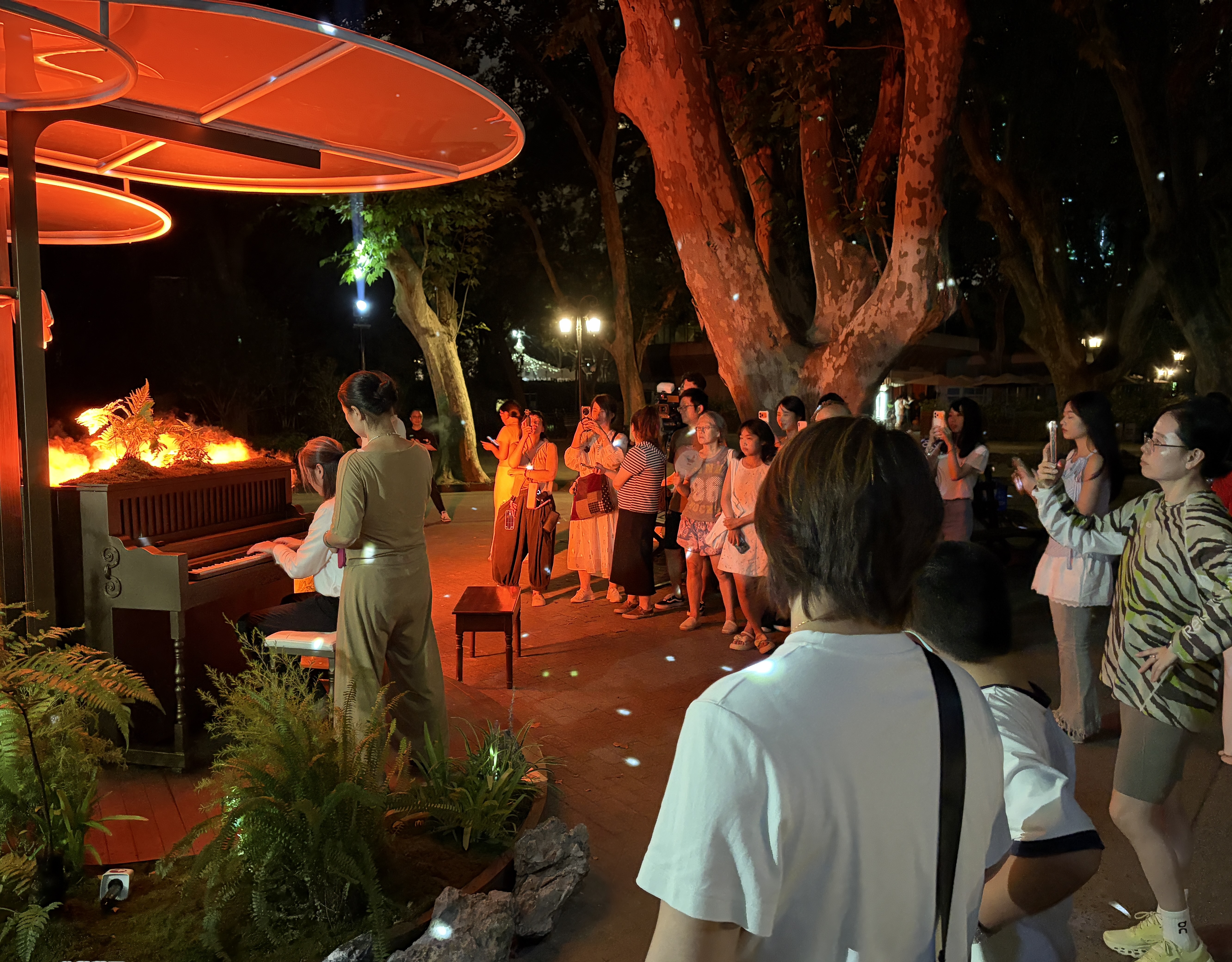 夜间经济热度高涨 文艺新玩法亮相上海街市