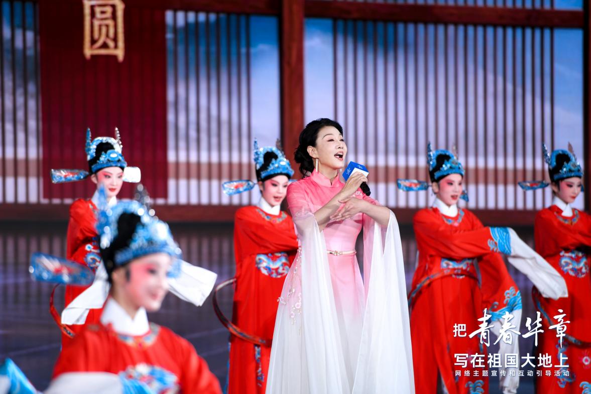 青春华章丨东风起处 青春正燃 韩再芬倾情演唱经典黄梅戏选段。主办方供图