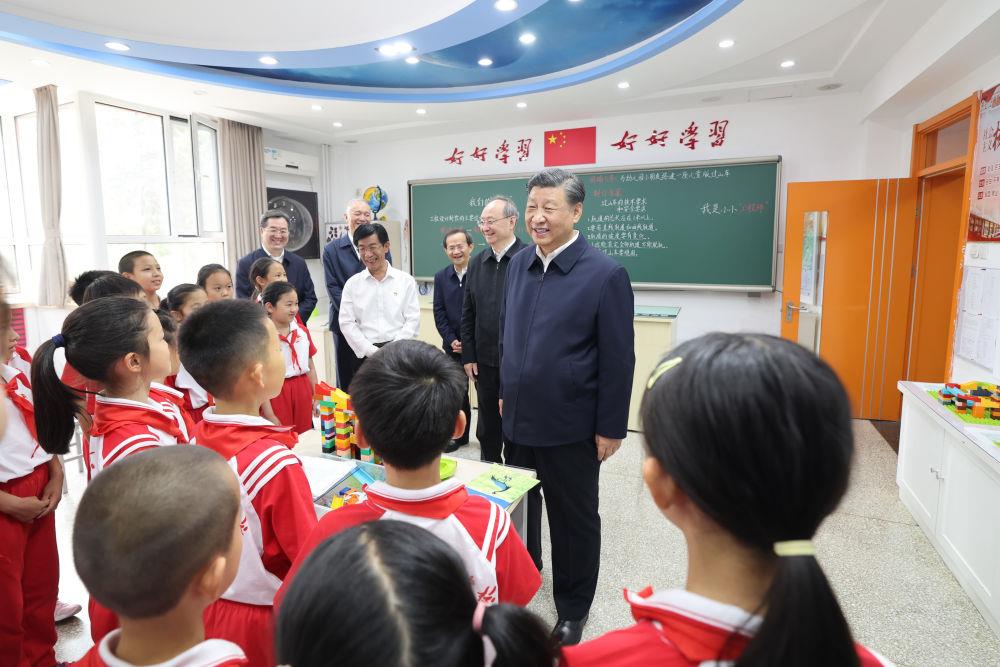 时政微观察丨科技为翼,放飞少年梦想