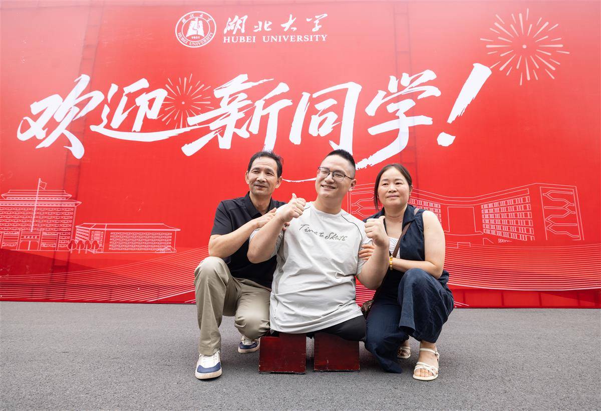有理有句丨“板凳男孩”方宇翔:用板凳走路的时候,手臂是翅膀