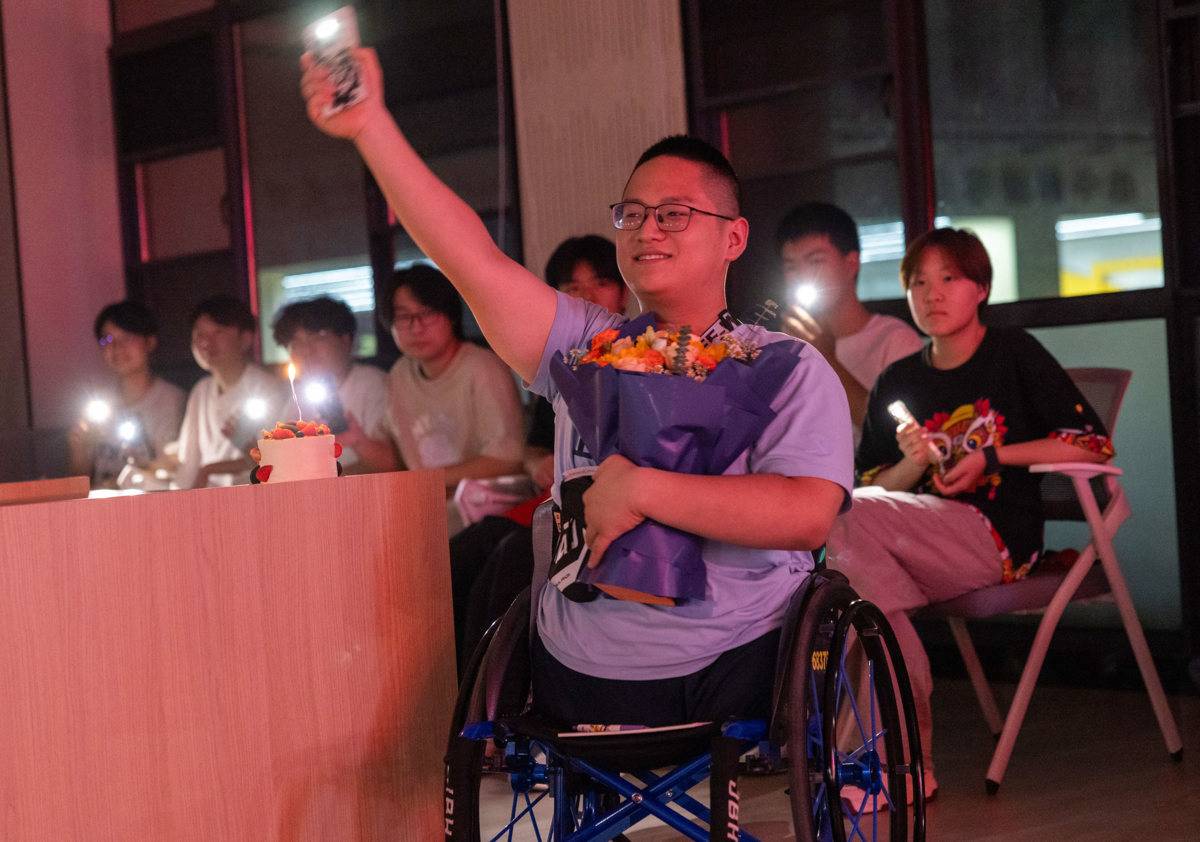 有理有句丨“板凳男孩”方宇翔:用板凳走路的时候,手臂是翅膀