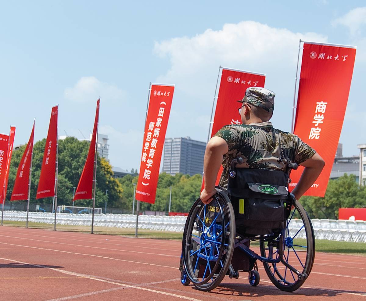 有理有句丨“板凳男孩”方宇翔:用板凳走路的时候,手臂是翅膀