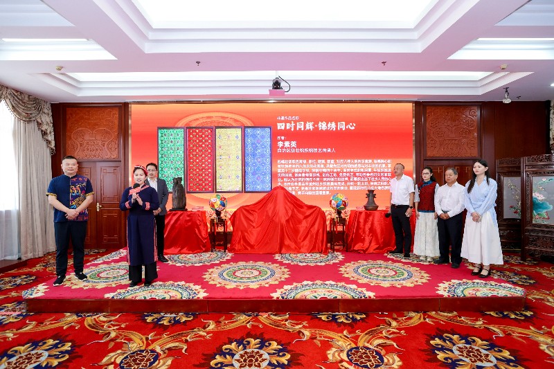 活动现场,广西向民族文化宫捐赠绣球、壮锦、铜鼓等非遗手工艺作品。主办方供图 活动现场,广西向民族文化宫捐赠绣球、壮锦、铜鼓等非遗手工艺作品。主办方供图