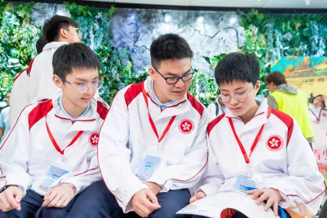 出发!逾千港澳少年赴京,“向国旗敬礼”