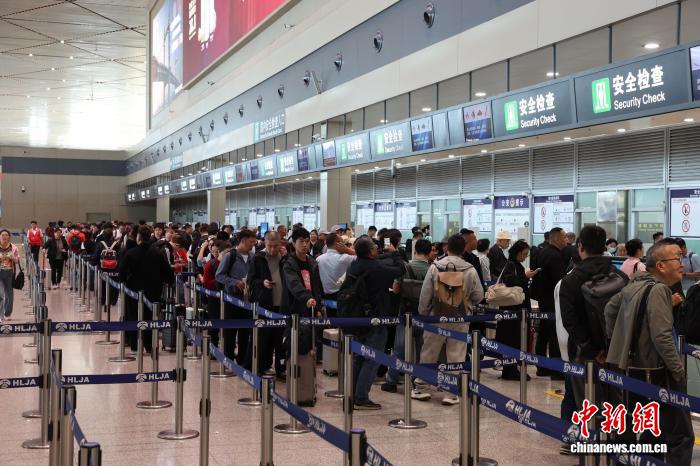 中秋国庆双节将至 哈尔滨机场迎来旅客出行高峰