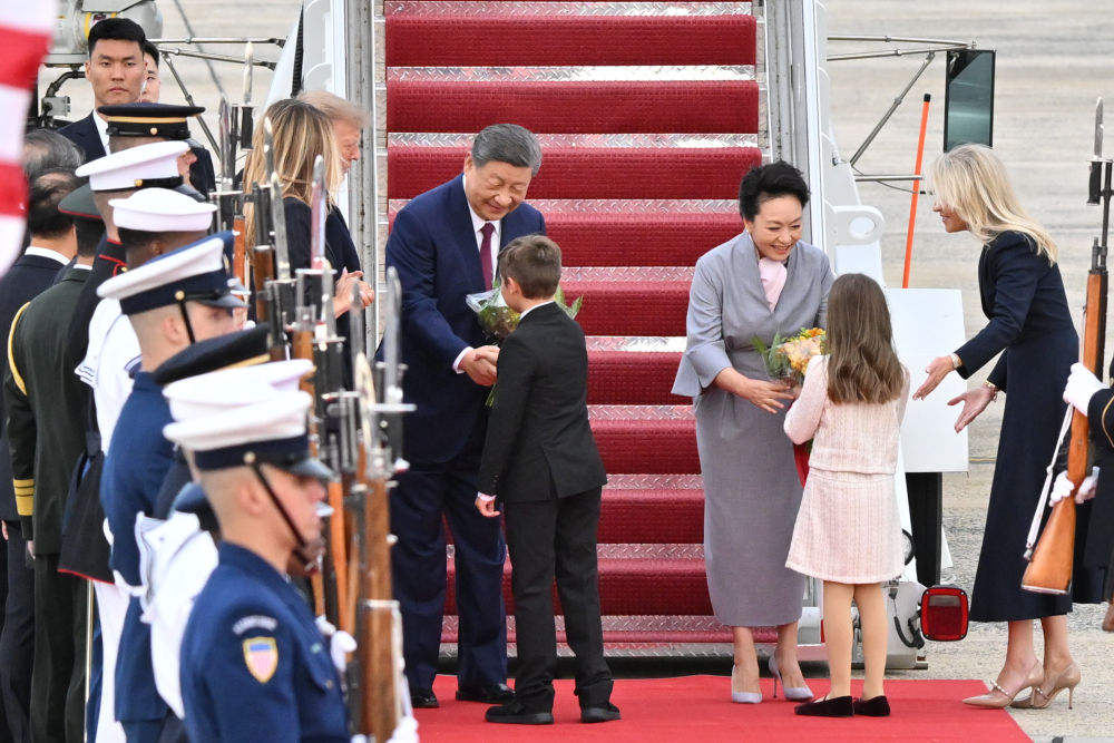 美国总统首次赴机场迎接中国国家主席 美国总统首次赴机场迎接中国国家主席