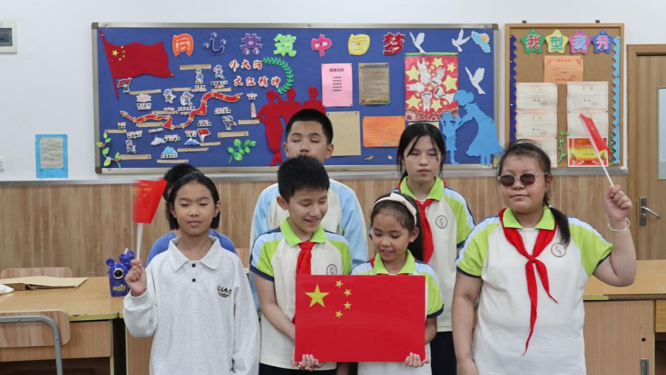 百面重庆|让视障孩子“看见”国旗 特教老师的十年坚守