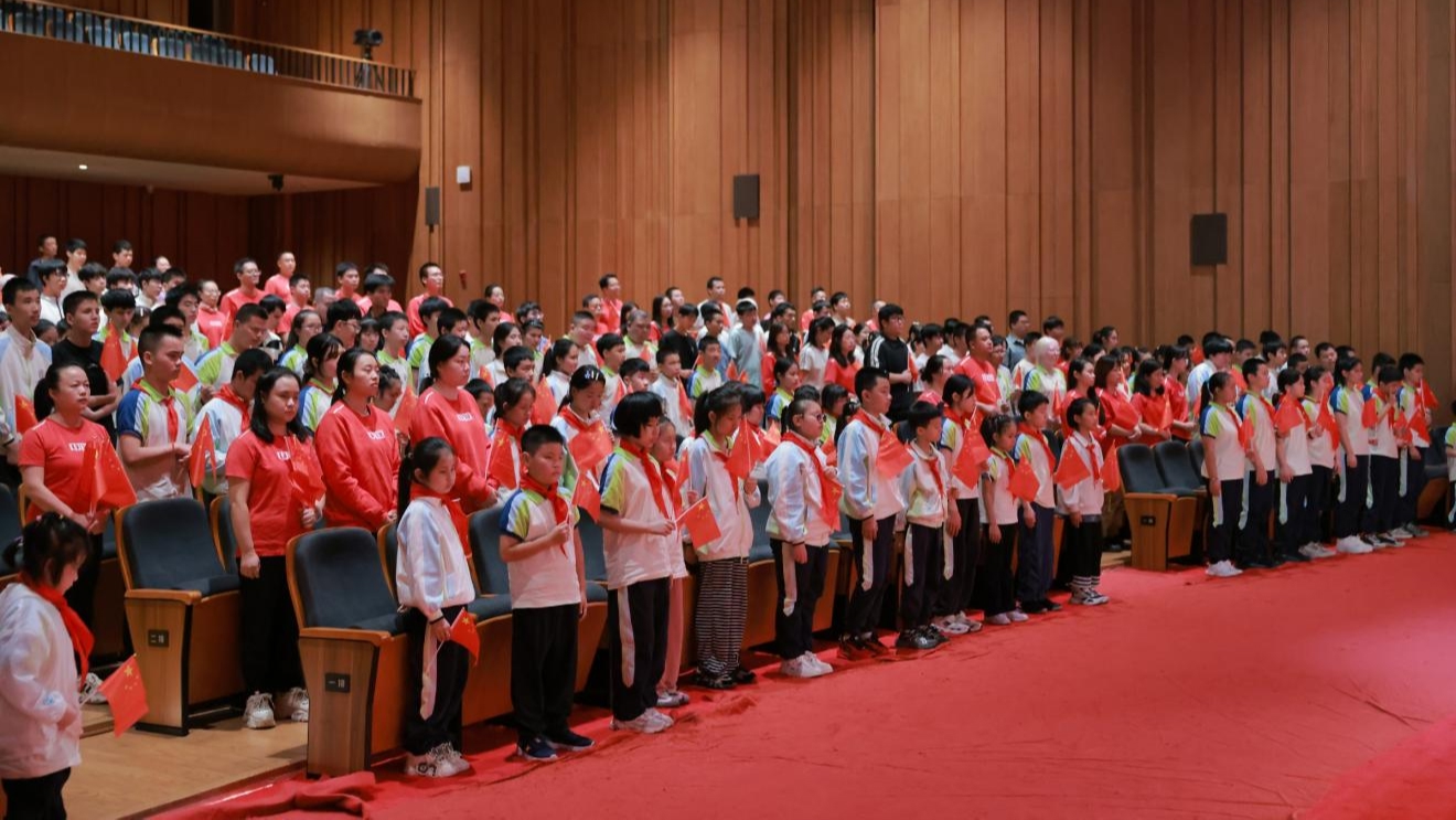 百面重庆|让视障孩子“看见”国旗 特教老师的十年坚守