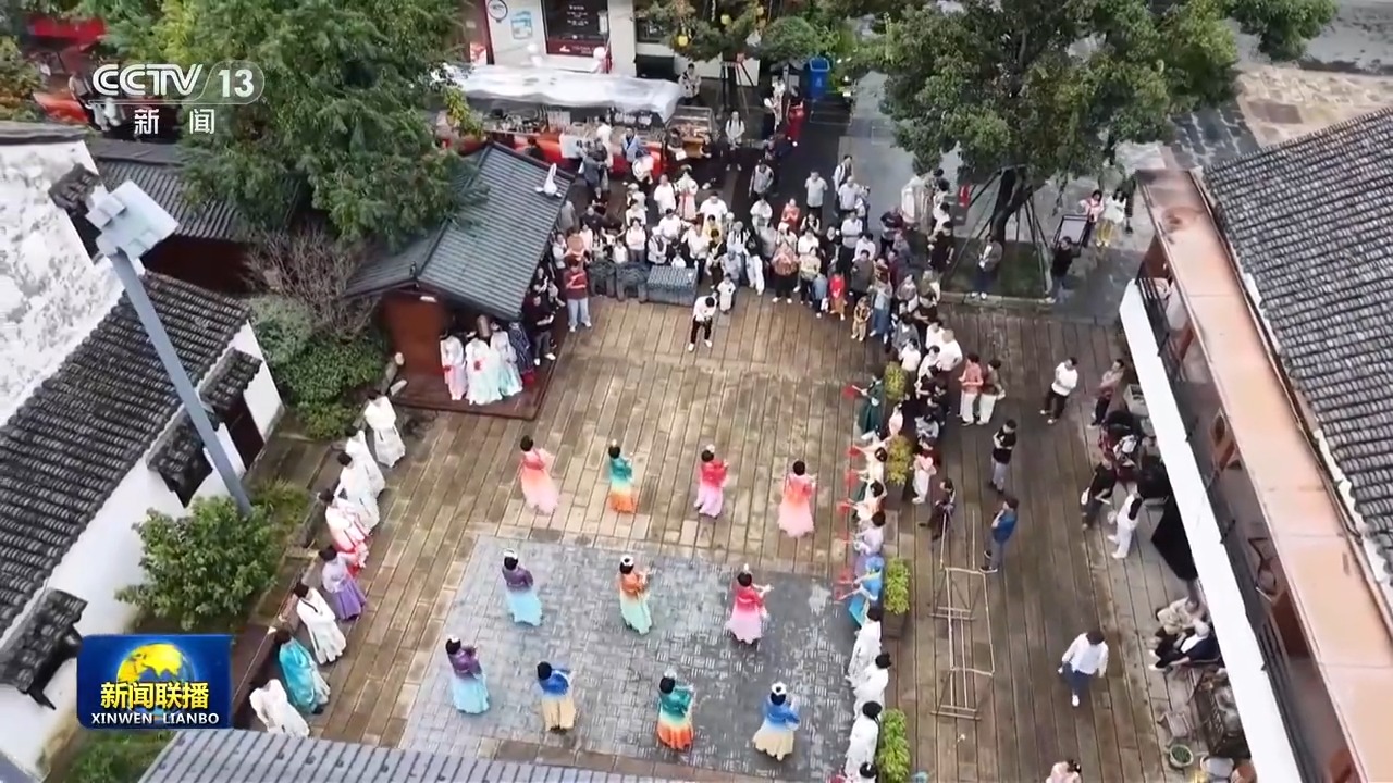 国庆假期活力涌动 乐游山水祝福祖国