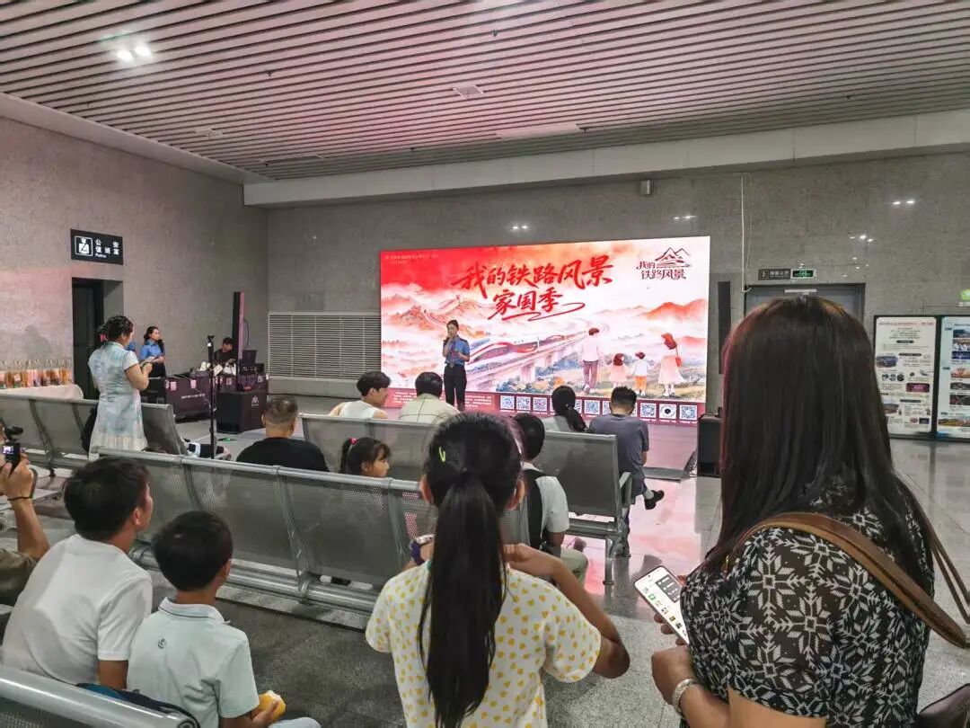 我的铁路风景|候车室里搭“文化集市”,将赣西三地风光送到旅客身边!