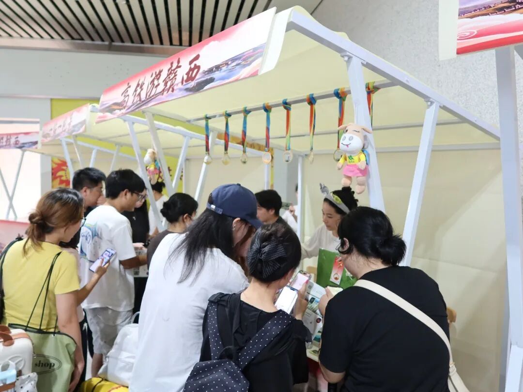 我的铁路风景|候车室里搭“文化集市”,将赣西三地风光送到旅客身边!