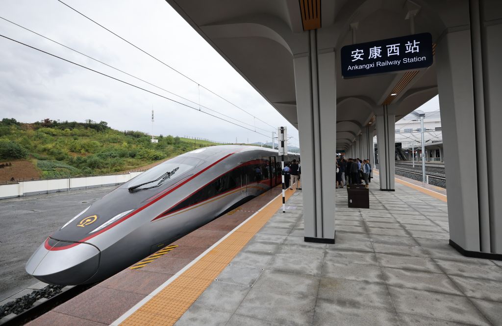解码流动中国的活力与韧性——2026年国庆假期半程观察