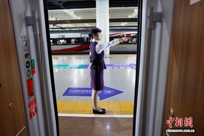 国庆假期列车长坚守岗位守护旅客平安出行