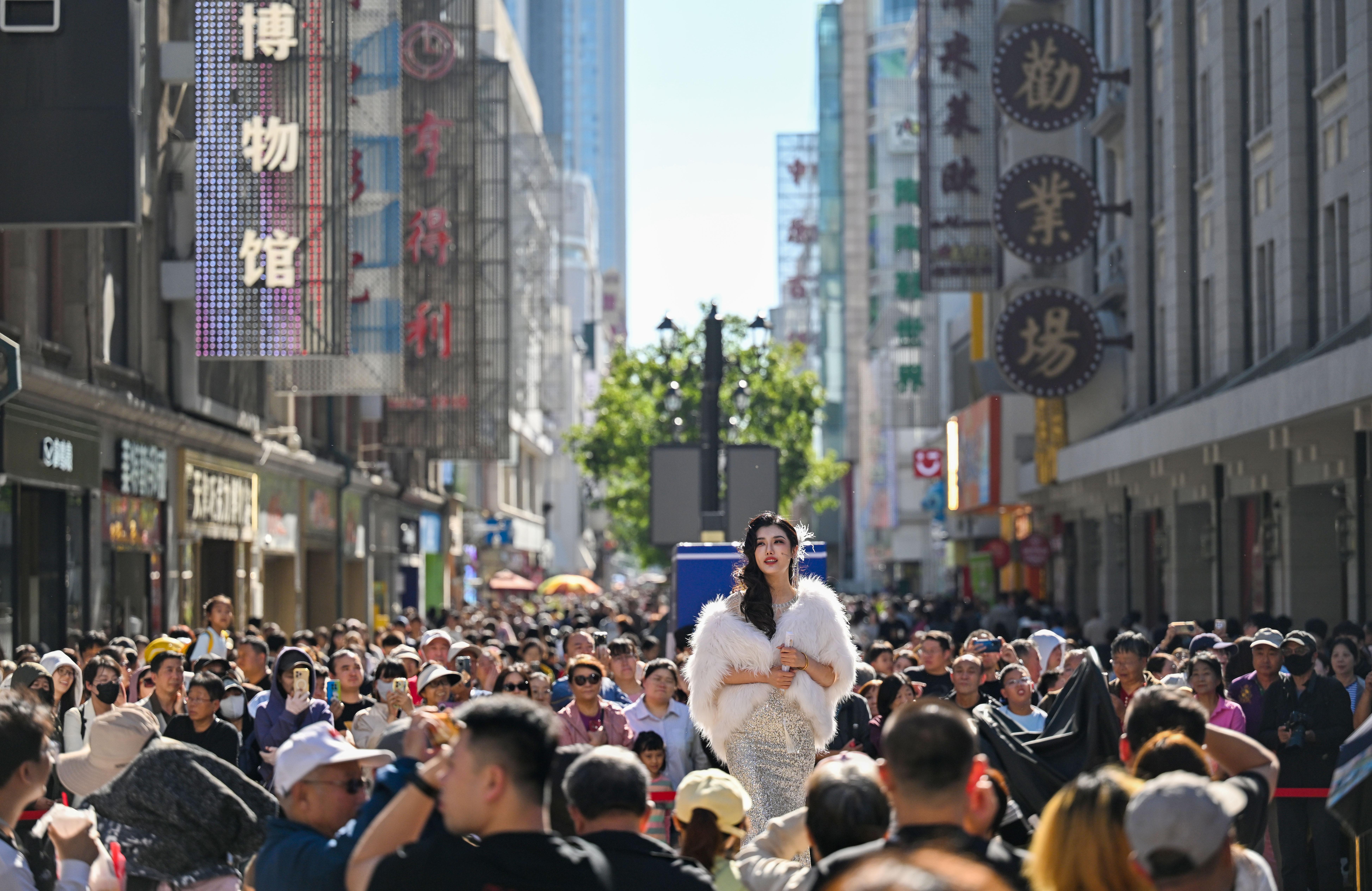 文化中国行|城市作舞台 众客入戏来