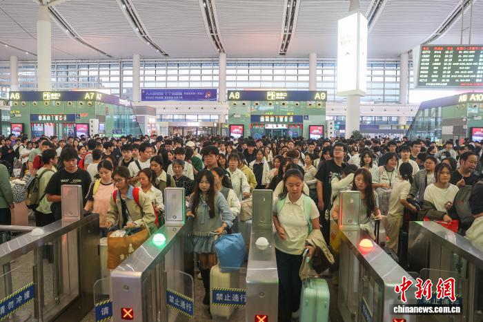 全国铁路迎来返程客流最高峰 预计发送旅客2415万人次