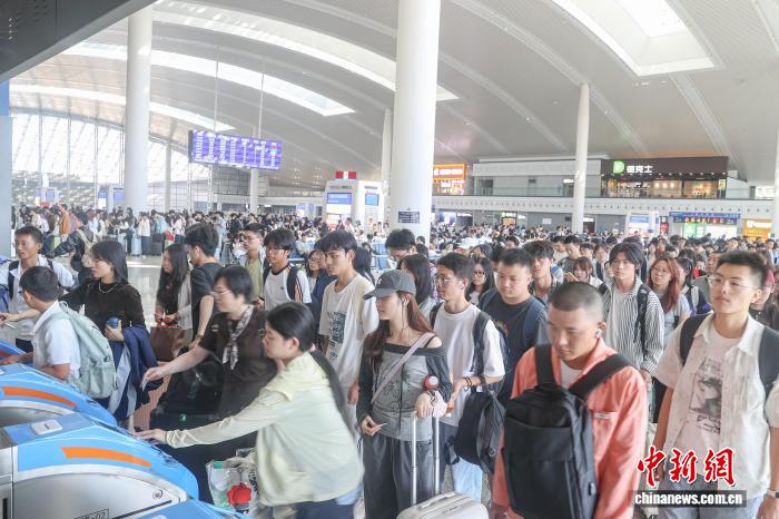 全国铁路迎来返程客流最高峰 预计发送旅客2415万人次
