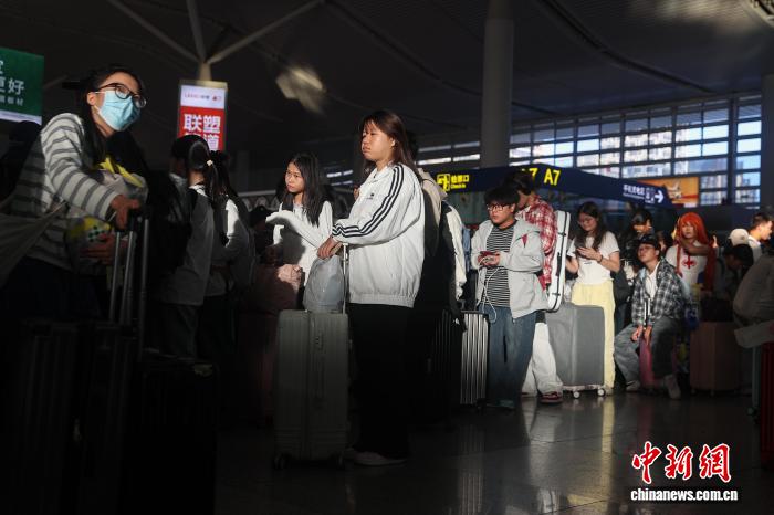 全国铁路迎来返程客流最高峰 预计发送旅客2415万人次
