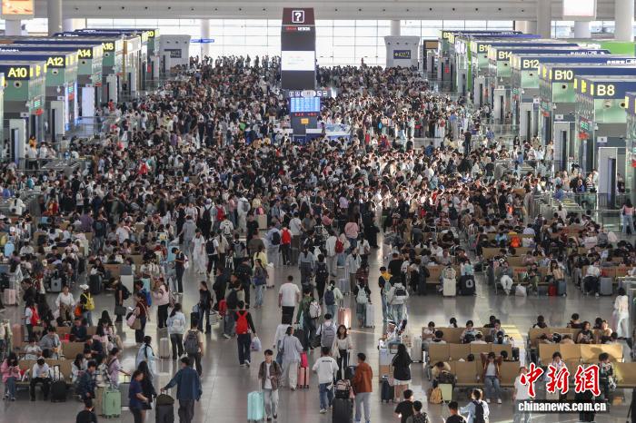 全国铁路迎来返程客流最高峰 预计发送旅客2415万人次 全国铁路迎来返程客流最高峰预计发送旅客2415万人次
