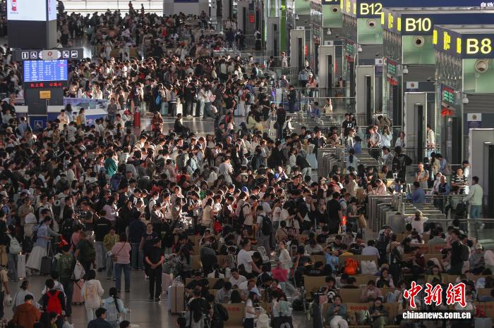 全国铁路迎来返程客流最高峰 预计发送旅客2415万人次