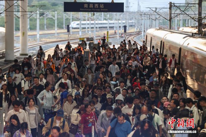 全国铁路迎来返程客流最高峰 预计发送旅客2415万人次