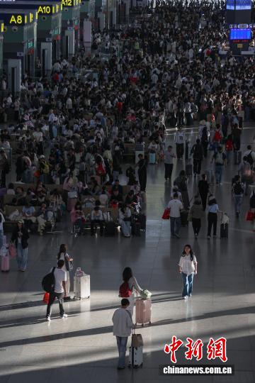 全国铁路迎来返程客流最高峰 预计发送旅客2415万人次