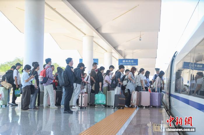 全国铁路迎来返程客流最高峰 预计发送旅客2415万人次