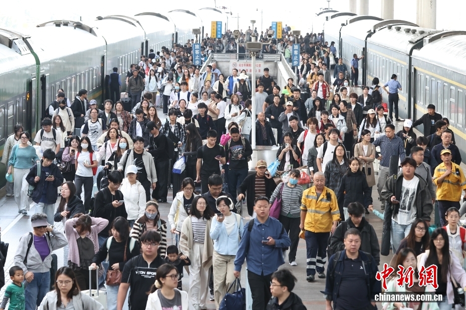 中国交通运输部:2026年国庆假期 全社会跨区域人员流动量21.42亿人次 中国交通运输部:2026年国庆假期 全社会跨区域人员流动量21.42亿人次