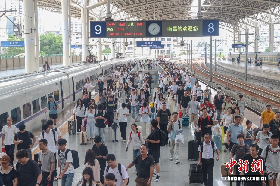 中国交通运输部:2026年国庆假期 全社会跨区域人员流动量21.42亿人次 中国交通运输部:2026年国庆假期 全社会跨区域人员流动量21.42亿人次