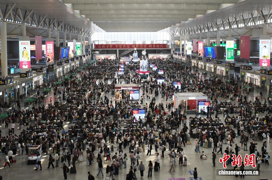 中国交通运输部:2026年国庆假期 全社会跨区域人员流动量21.42亿人次 中国交通运输部:2026年国庆假期 全社会跨区域人员流动量21.42亿人次
