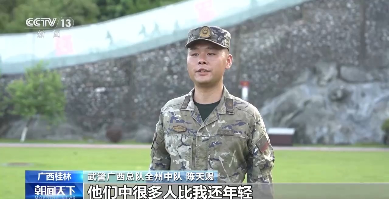 接过先辈血染钢枪 他们在红色热土砺尖兵