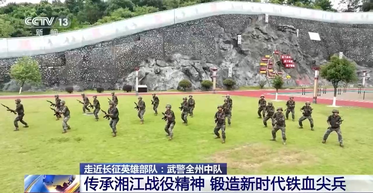 接过先辈血染钢枪 他们在红色热土砺尖兵